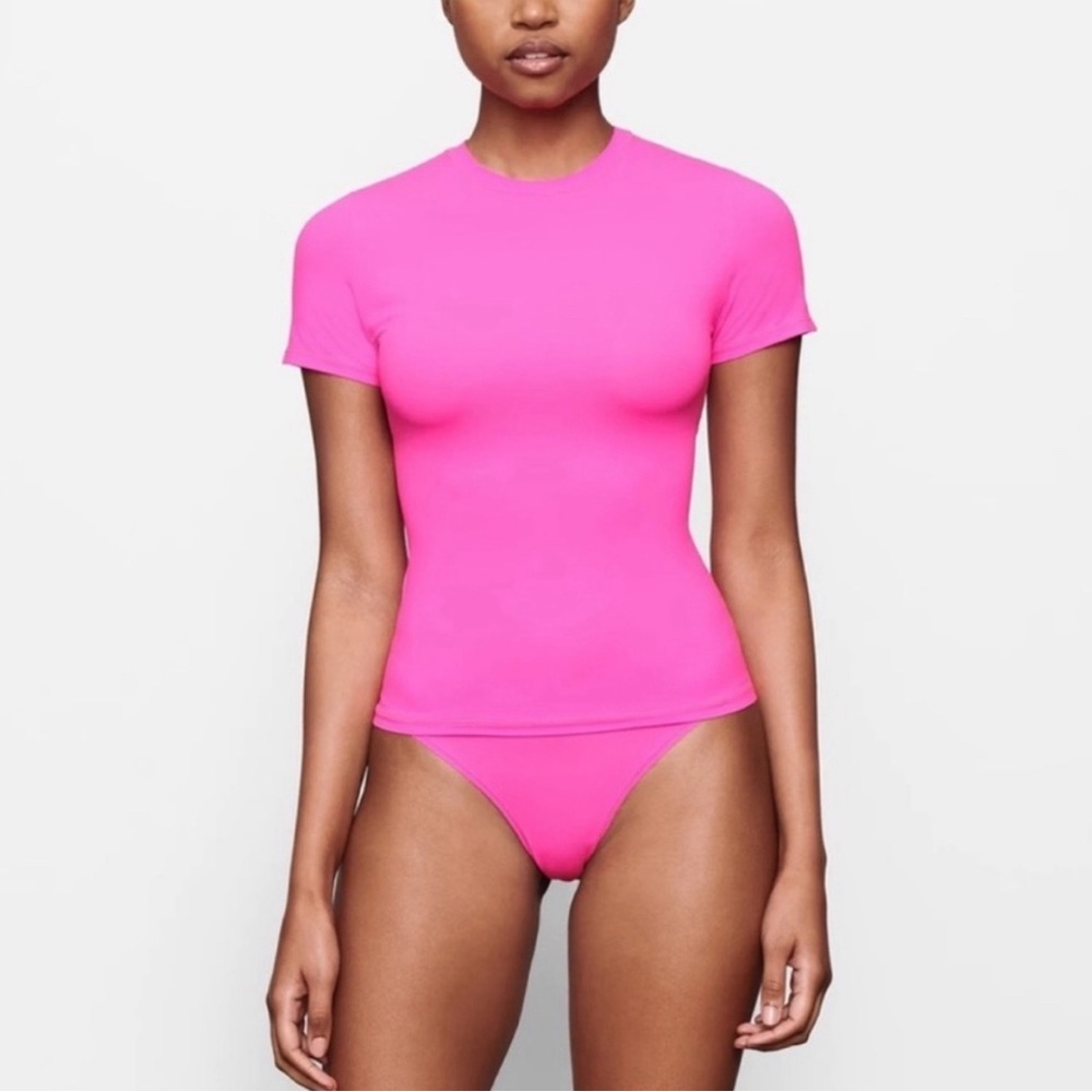 NWOT SKIMS Fits Every Post T shirt in Neon Orchid Sz XS
